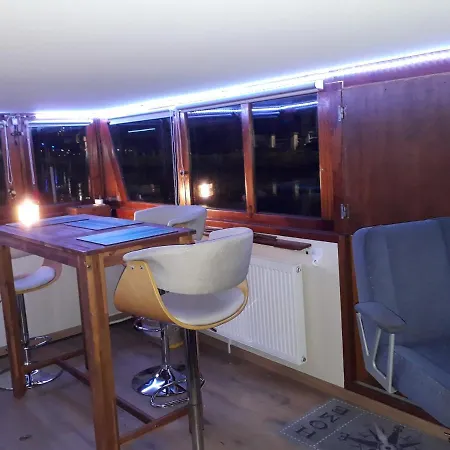 Sir Lancelot Hotel en barco *